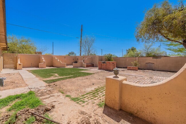 Building Photo - Spacious 4 bed 2 bath