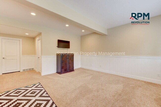 Building Photo - "Spacious Elegance: Stunning 6-Bedroom Ret...