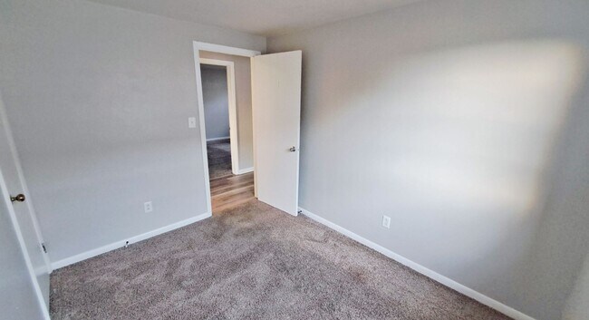 Building Photo - 400-404 Moul Avenue