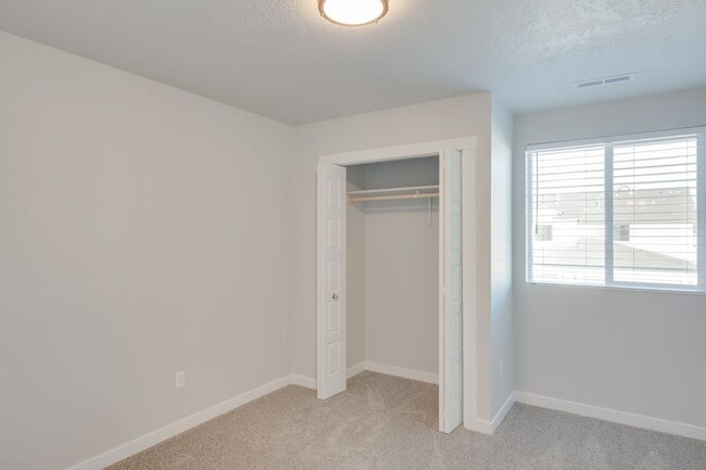 Building Photo - Modern Townhome ready for you today!