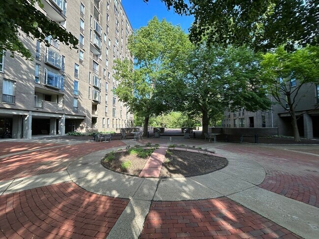 Building Photo - 99 Pond Ave