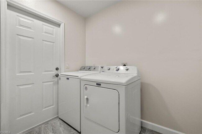 Building Photo - 3919 SW 14th Pl