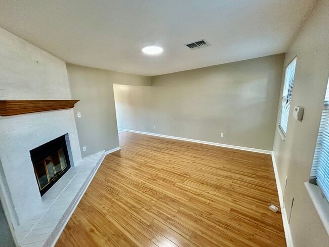 Building Photo - Cozy 2 Bed, 1.5 Bath in Lexington!