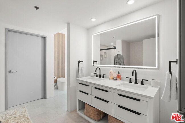 Building Photo - 1100 S Grand Ave