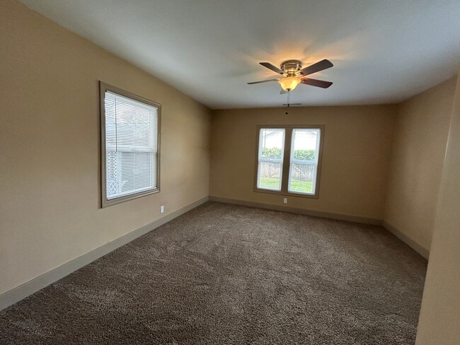 Building Photo - 2bd 1 ba with Zen Garden, Garage, Updated ...