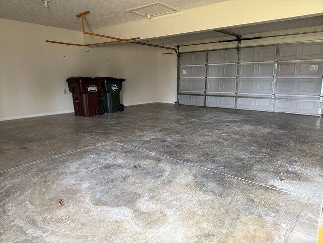 Building Photo - 3 bedroom 2 full bath house