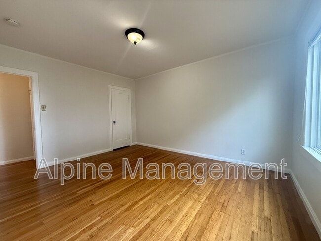Building Photo - 658 Rockdale Dr