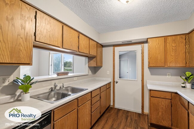 Building Photo - 3 Bedroom End Unit Townhouse