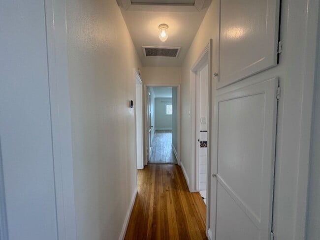 Building Photo - 3 bed & 2 bath home in EAST side Long Beach