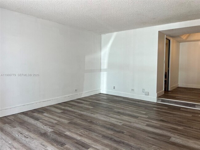 Building Photo - 3690 Inverrary Dr