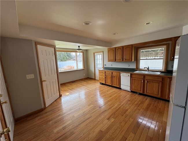 Building Photo - 211 Roe Ave