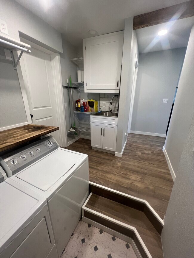 Building Photo - 305 Calistoga St W