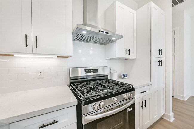 Building Photo - 3032 Gray St