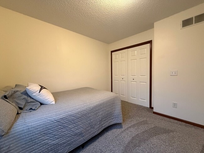 Building Photo - Great 3BR/2BA End Unit Elk River Townhome Available June!