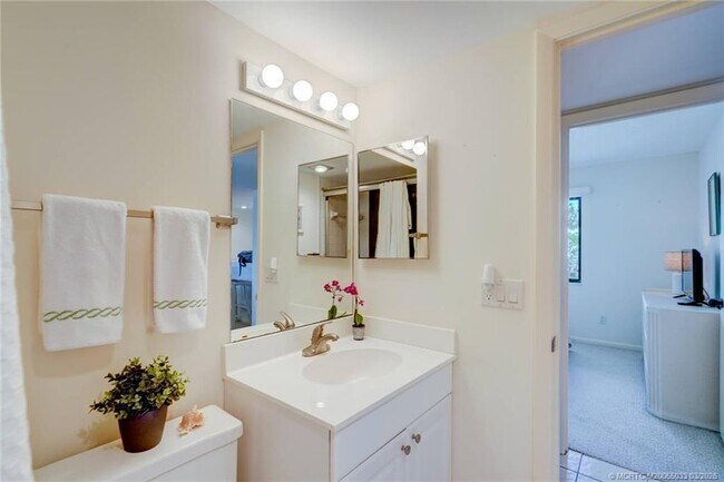 Building Photo - 5593 NE Gulfstream Way