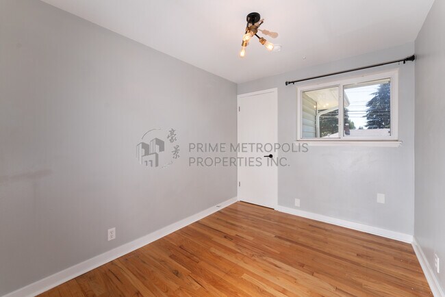 Building Photo - 410 S 116th St