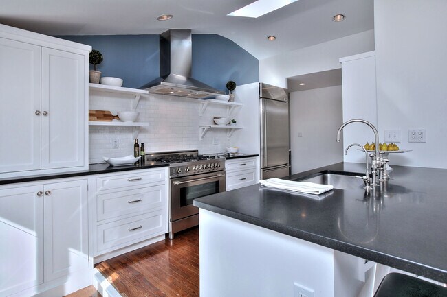 Building Photo - 562 Canoe Hill Rd