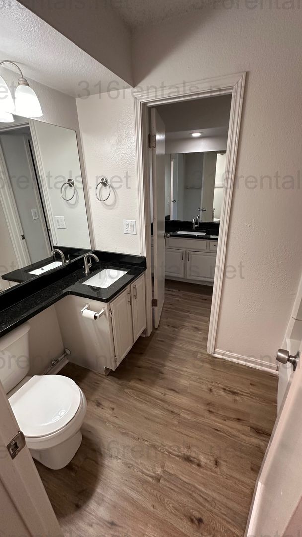 Building Photo - $895- 2 bedroom 1 bath - Apartment located...