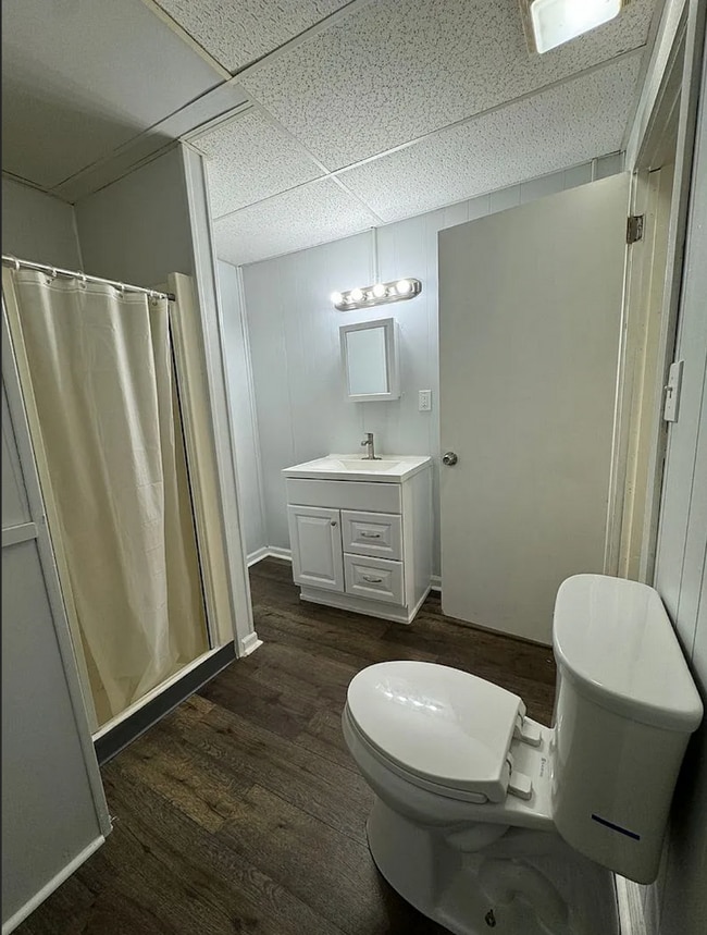 Building Photo - Completely Remodeled Spacious One-Bedroom Apartment First Floor