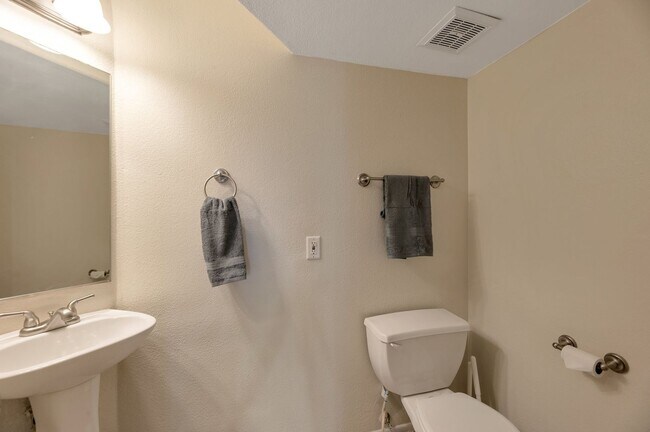 Building Photo - Charming 2-bedroom, 2.5-bathroom condo with a garage in Scottsdale, AZ