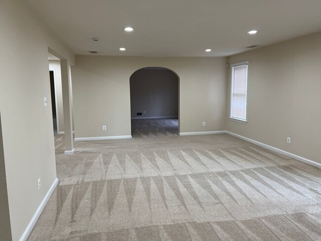 Building Photo - Spacious and Gracious, Close to EVERYTHING!