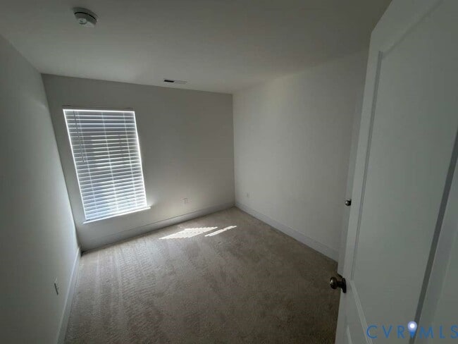 Building Photo - 15349 Sunray Wy