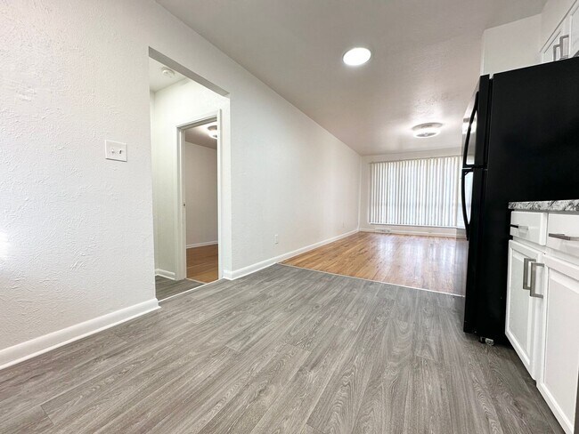 Building Photo - Bright and Spacious Duplex Style Home with HUGE Fenced in Backyard!!!