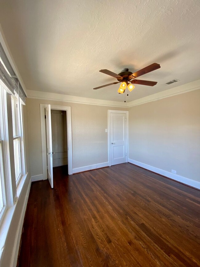 Building Photo - 2 bed/1 bath Upstairs Duplex with Private ...