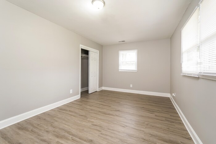 Building Photo - 5018 Shoreline Dr
