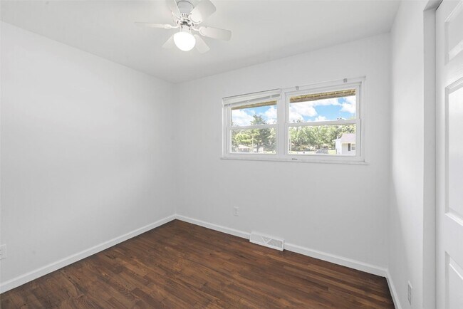 Building Photo - 1121 Dauphine Ln