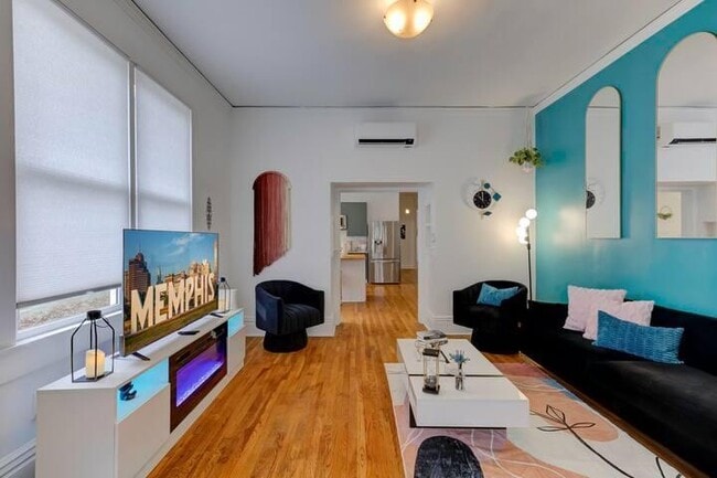 Building Photo - 2030 Young Ave