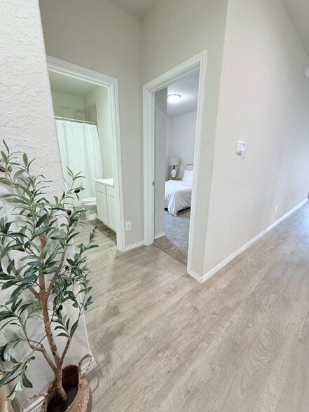 Building Photo - 518 Pleasanton Way