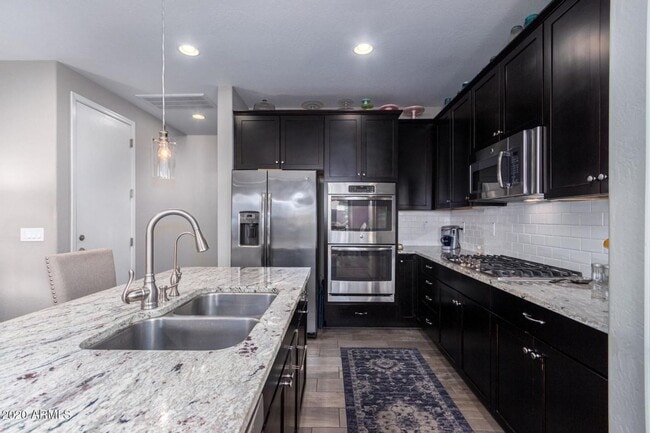 Building Photo - Stunning 3 bedroom plus Den with 2.5 bathrooms. Come, show & rent today!!!  End property!!!  Good...