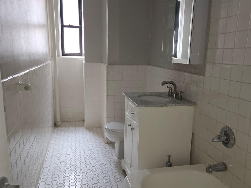 Building Photo - 55 E 190th St