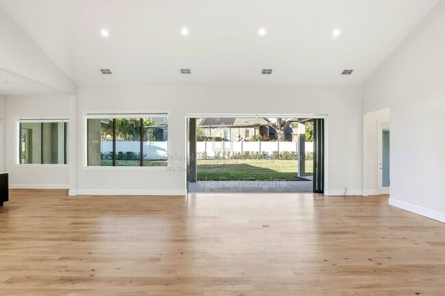 Building Photo - 705 Largovista Dr