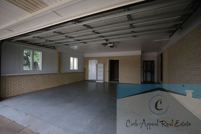 Building Photo - Westside Schools - 3 bed/ 2 bath 2,300 sq.ft.., den/family room, deck in the country on a paved r...