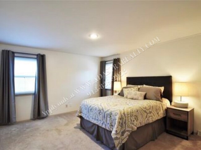 Building Photo - Adorable 3 Bed 2.5 Bath Duplex in Olathe-Available in JULY!!