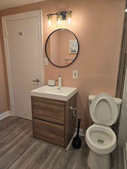 Full bathroom - 8604 Briarwood Ct