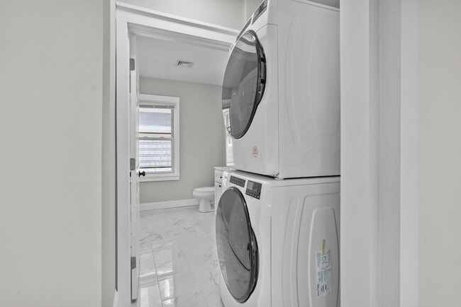 Building Photo - Completely Renovated 2 Bedroom in Elmhurst!