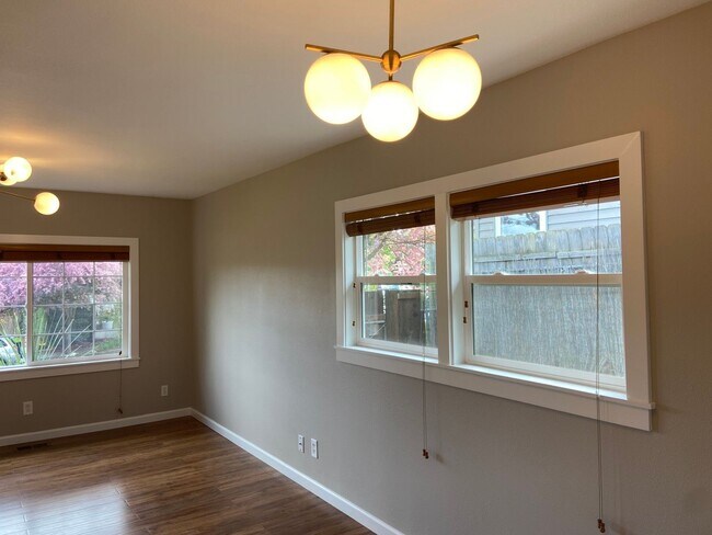 Building Photo - Charming 3 Bedroom, 1 Bath Home in Portland offering Comfortable Living with Central AC!