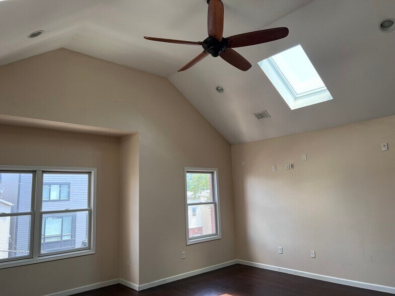Building Photo - 43 Ravine Ave