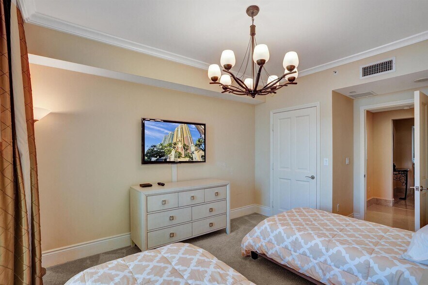 Building Photo - 17875 Collins Ave