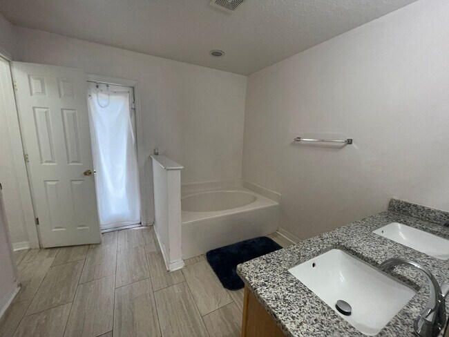 Building Photo - Great Home Great Location - 4 br 2 1/2 bath