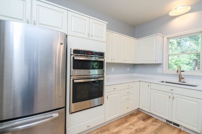 Building Photo - 5 bedroom / 2.5 bathroom Home for Rent in ...