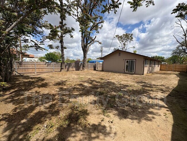 Building Photo - 514 N Summers St