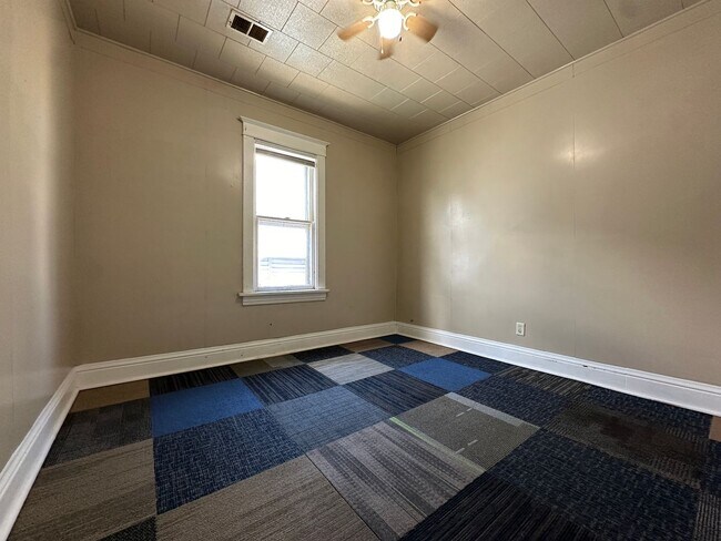 Building Photo - 2 Bedroom Apartment in East Chicago