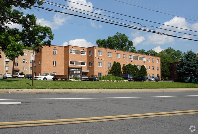 Primary Photo - Diamond House Apartments