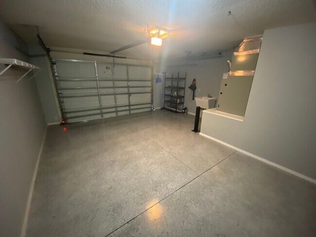 Building Photo - Beautiful 2 + 2 Villa, Turnkey ANNUAL Leas...