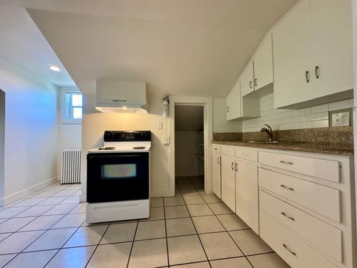 Building Photo - LARGE 2 Bed, 1 Bath Apartment Available NOW!!