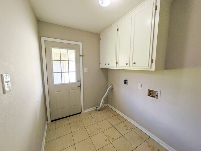 Building Photo - 6510 Daisy Dr